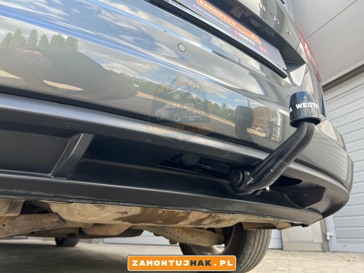 zdjecie seata alhambra 2016 po montazu haka holowniczego westfalia a40v dobrze widoczny hak na zdjeciu w samochodzie 